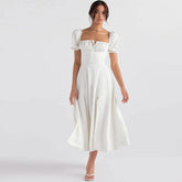 Schulterfreies Midi-Sommerkleid mit Puffärmeln und Bindeband vorne und hohem Schlitz - Weiß